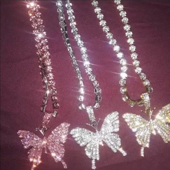 Butterfly 🦋 Necklace Pink - Picture 5 of 5